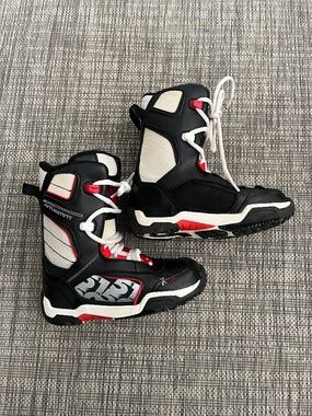 51/50 Kids Snowboarding Boots, Size 4